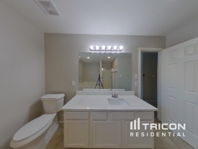 Building Photo - 9600 Orinda Dr