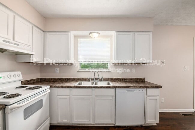 Building Photo - 7179 Feather Ct