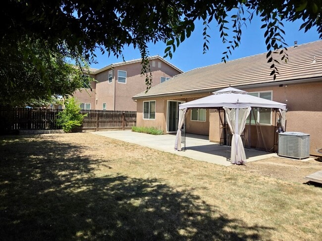 Building Photo - $2,400 Barstow & Leonard, 3 Bed- 2 Full Ba...