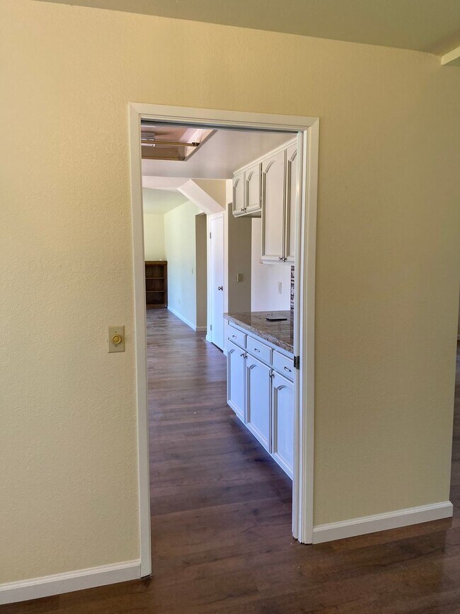 Building Photo - Coming Soon - Beautifully remodeled 5 bed/...