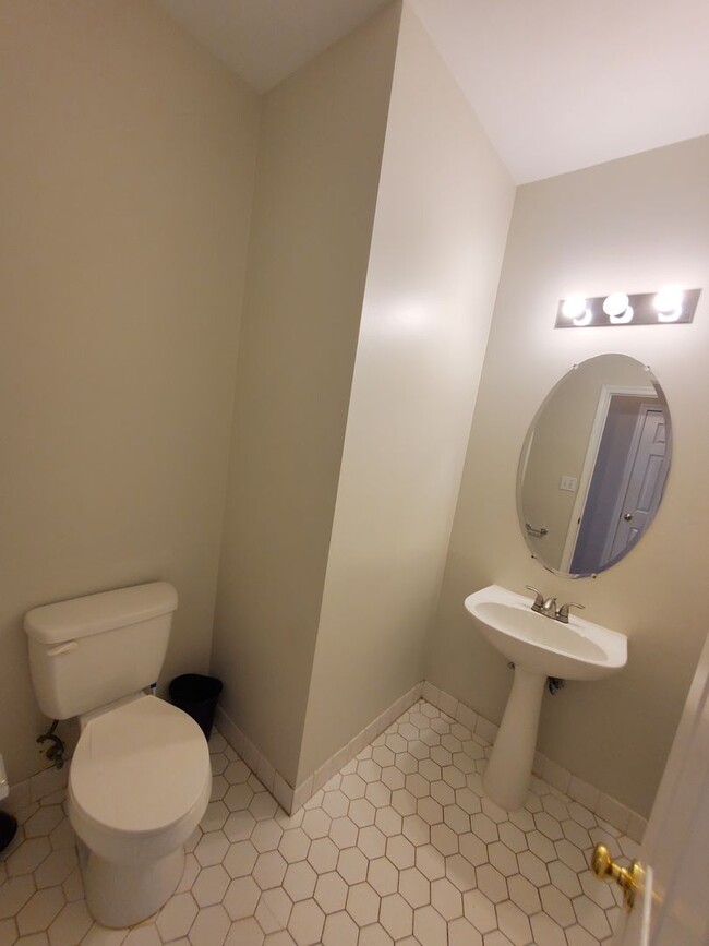 Building Photo - Waterfront! Spacious, updated, 4-bedroom &...