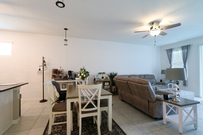 Building Photo - Stunning 4-Bedroom Home in South Fork with...
