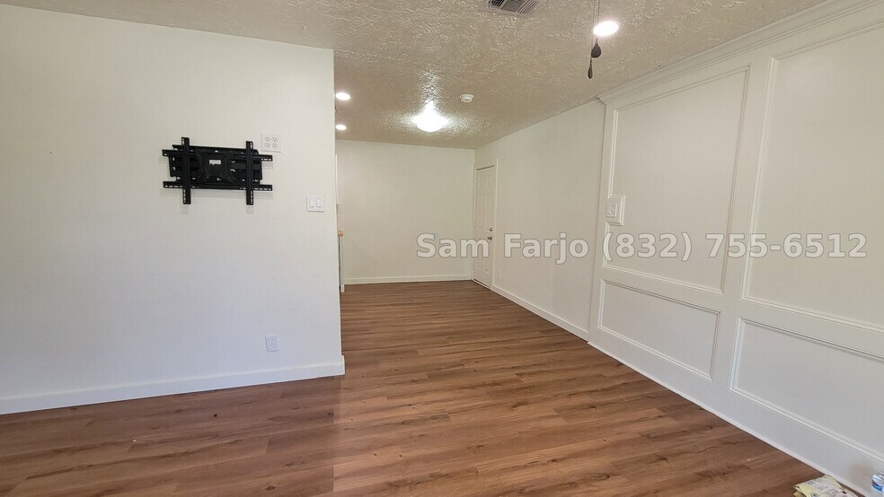 Building Photo - 2100 Hill Top Ct