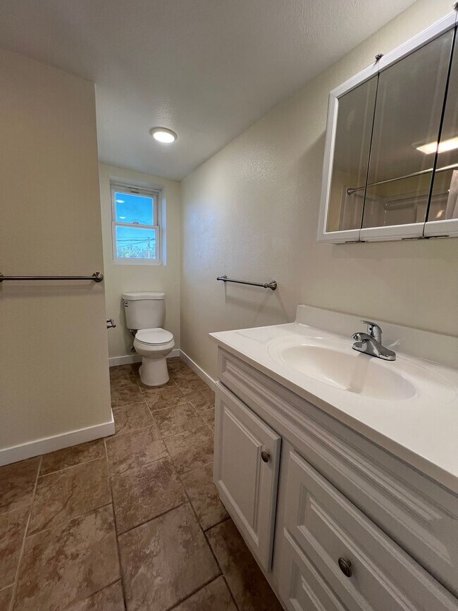 Building Photo - Three bed/Two Bath Upstairs Apartment | Available Now