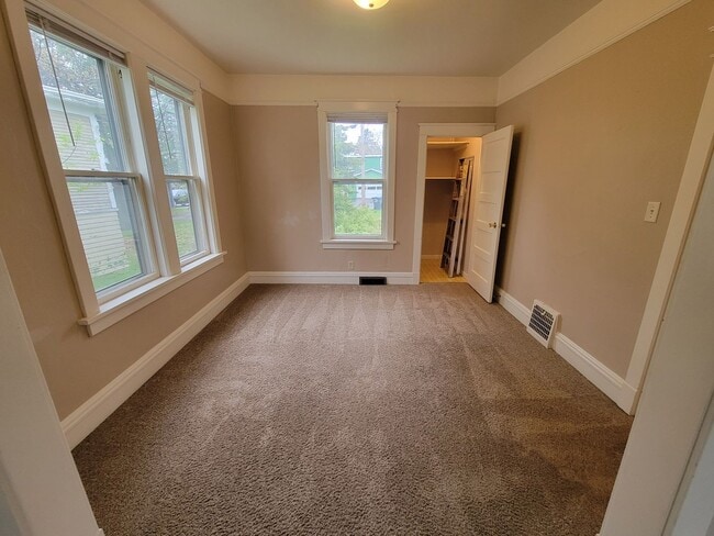 Building Photo - AVAILABLE JUNE - 3 BED 1 BATH NEAR CAMPUS