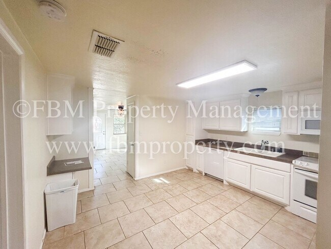 Building Photo - 105 Sunset Cir