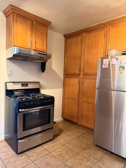 Kitchen - 1213 S Ridgeley Dr