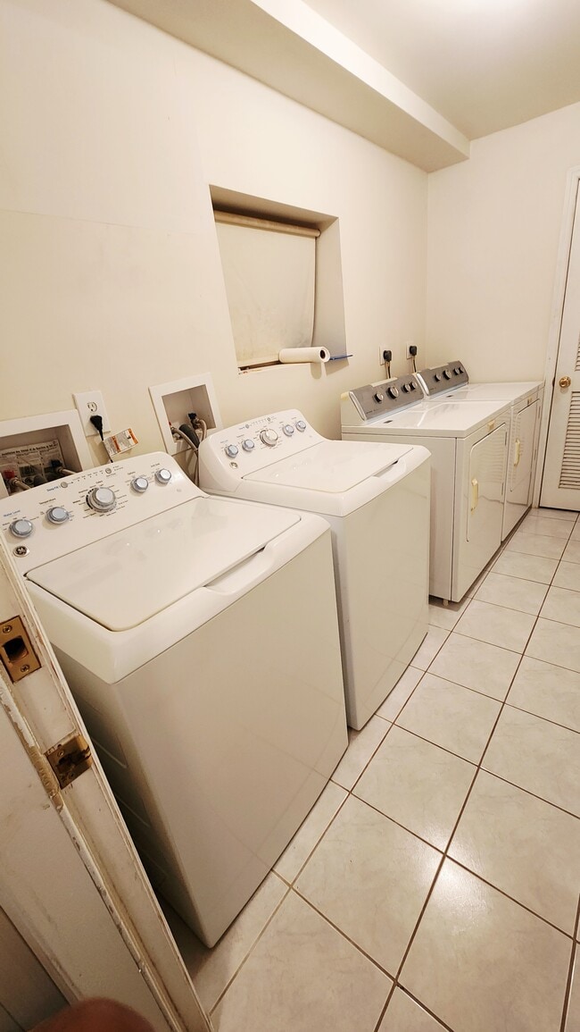 Building Photo - 240 Clinton Pl