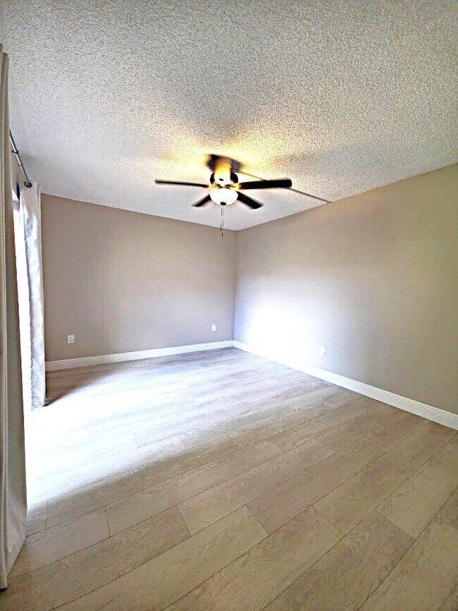 Building Photo - 5249 Cedarbend Dr