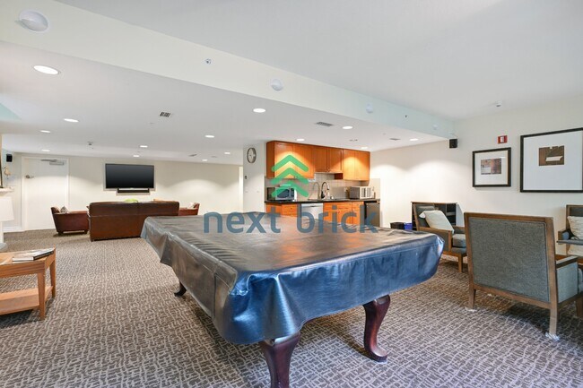 Building Photo - "Chic Urban Retreat: Stylish 1-Bedroom Condo in the Heart of Seattle!"