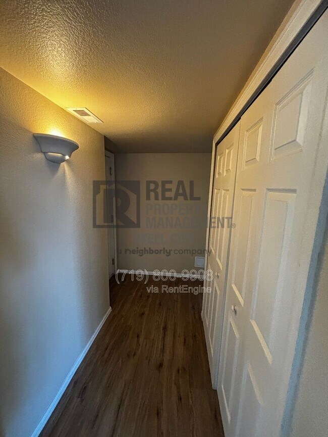 Building Photo - 813 Ardath Ln