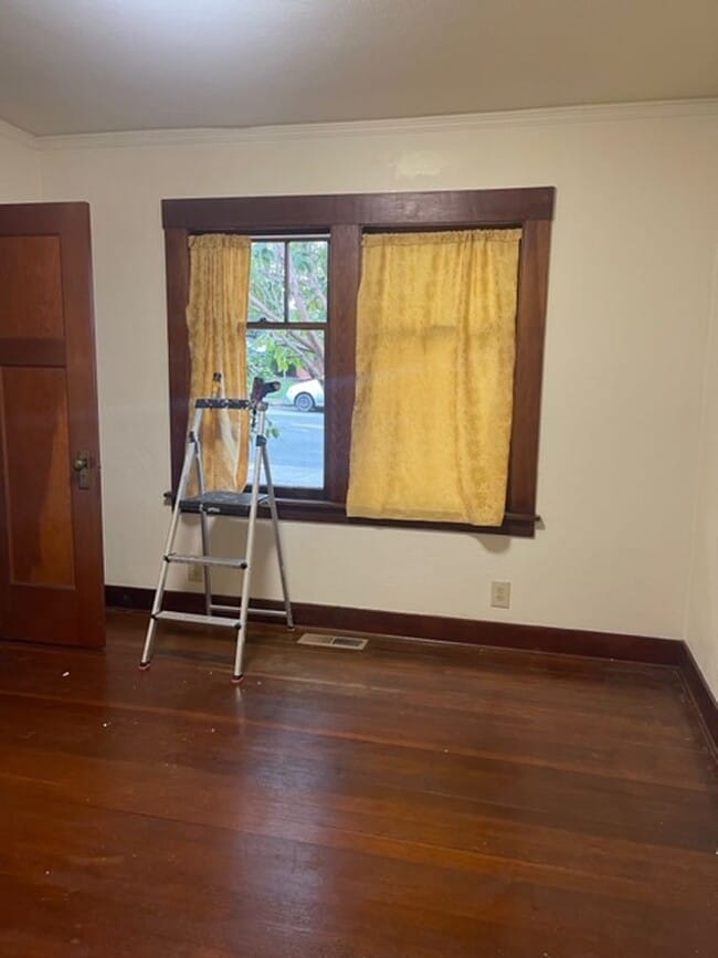 Building Photo - Spacious Craftsman Home