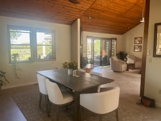 Building Photo - Welcome to this charming 1-bedroom, 1.5 bathroom home with an Office