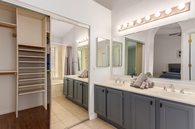 Building Photo - 15647 E Richwood Ave