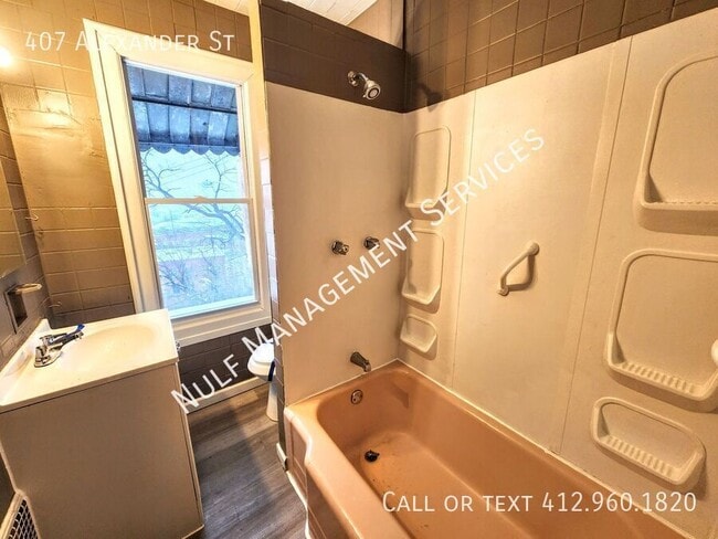 Building Photo - 407 Alexander St