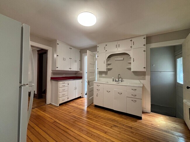 Building Photo - 4 Bedroom Park Ave House - 2 Full Baths, D...