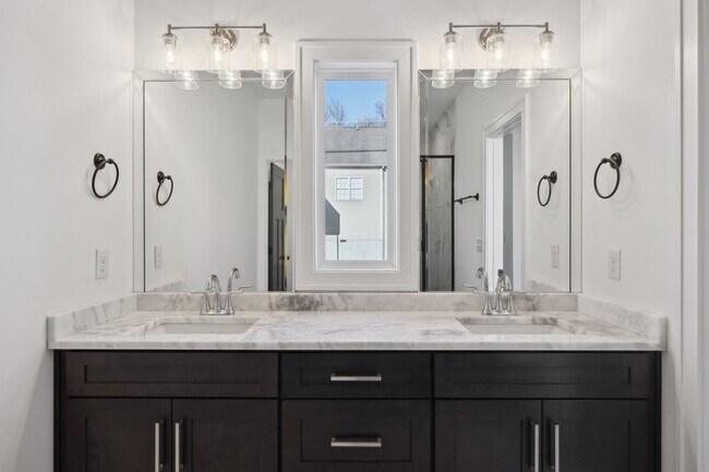 Building Photo - 2109 Chadwell Retreat Dr