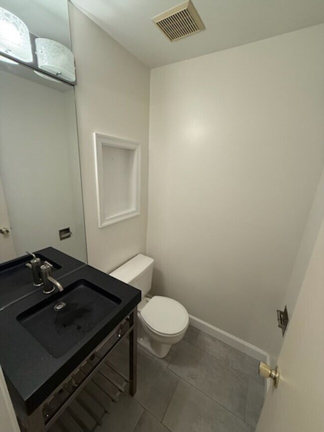 Building Photo - Updated 4BR Townhome!