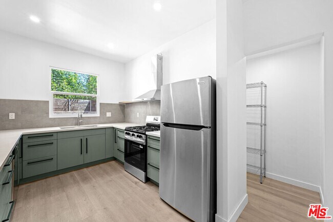 Building Photo - 1246 N Formosa Ave