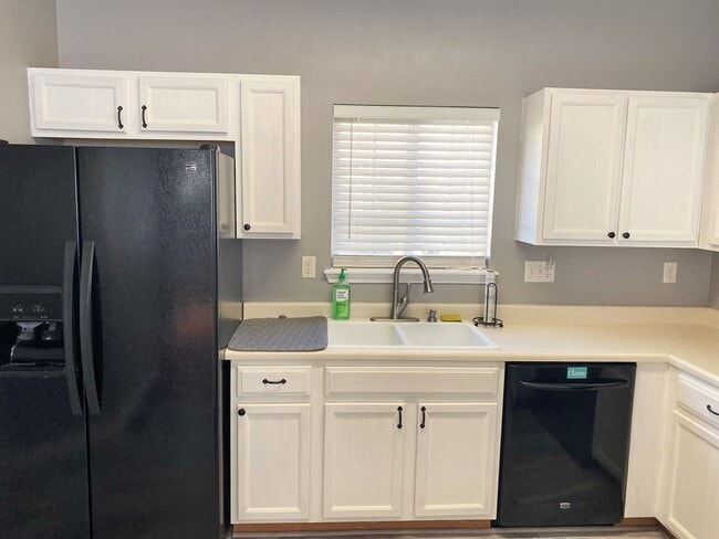 Building Photo - Like New 2 Bedroom Townhome In Louisiana P...