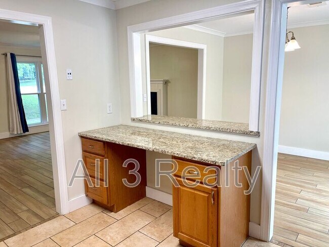 Building Photo - 696 Redland Dr