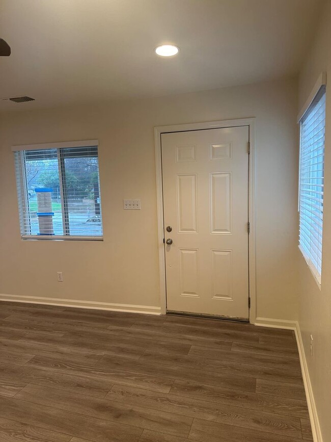 Building Photo - Newly Remodeled 3-Bedroom Home in Citrus H...