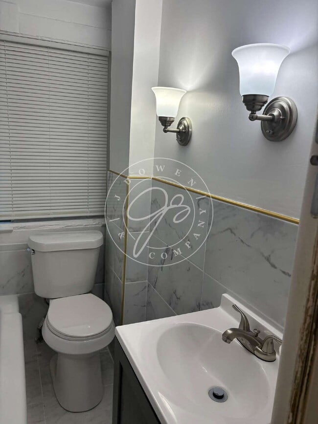 Building Photo - Must-See 2-Story, 2-Bedroom Home with Fenced Yard