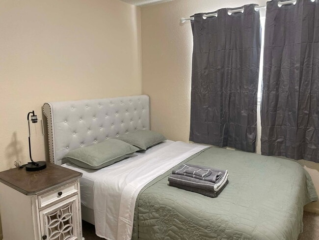 Building Photo - 9410 Mapes St