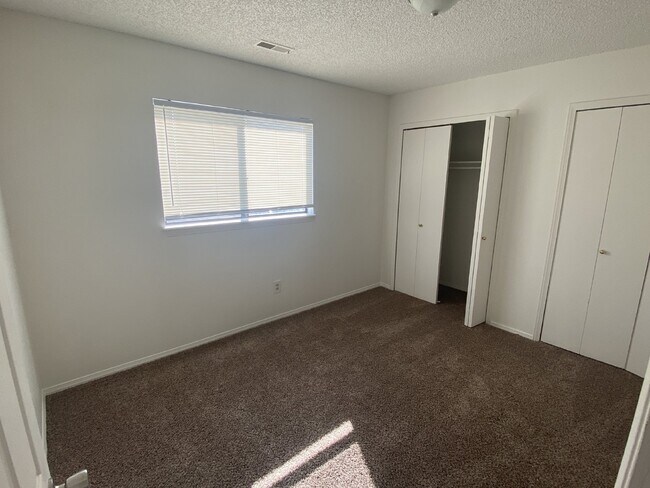 Building Photo - Cozy Condo Available NOW!