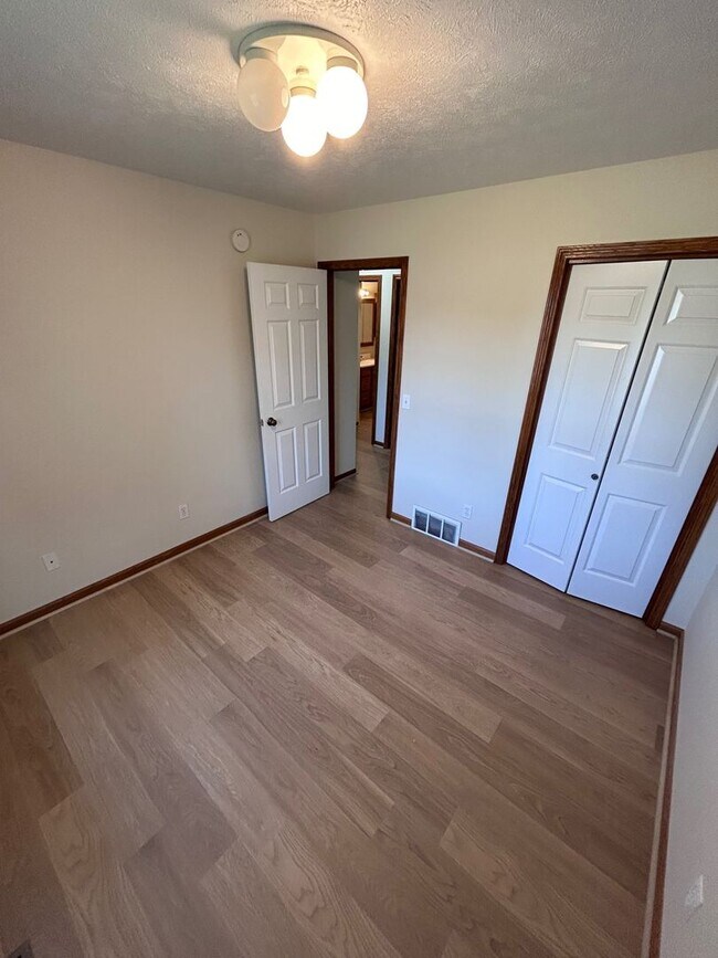 Building Photo - 963 Vos St