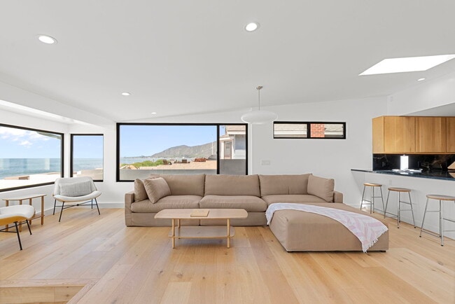 Building Photo - 2988 Solimar Beach Dr