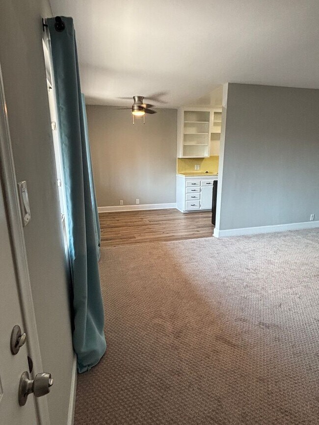 Building Photo - 1 Bedroom available now!