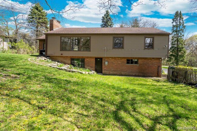 Building Photo - 2700 Colonial Way