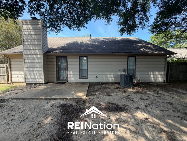 Building Photo - JUST LISTED! 3BR/2BA Memphis Stunner | Vaulted Ceilings & Stone Fireplace | Fenced Yard!