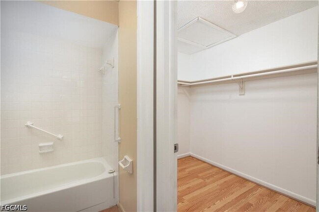 Building Photo - 4608 SE 4th Pl