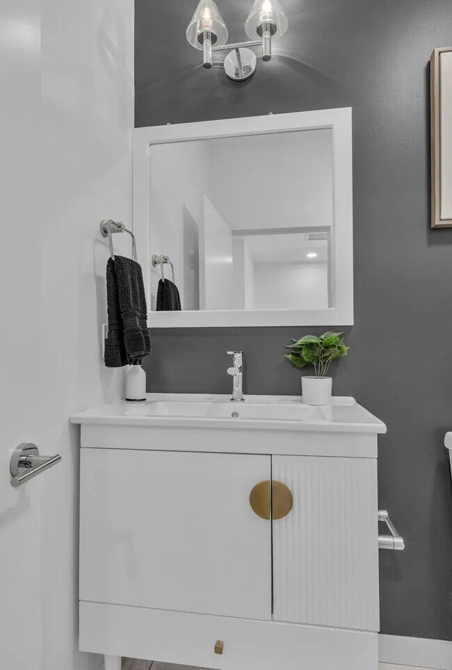 Building Photo - Modern 4-Bed Townhouse in Ridgedale – Minu...