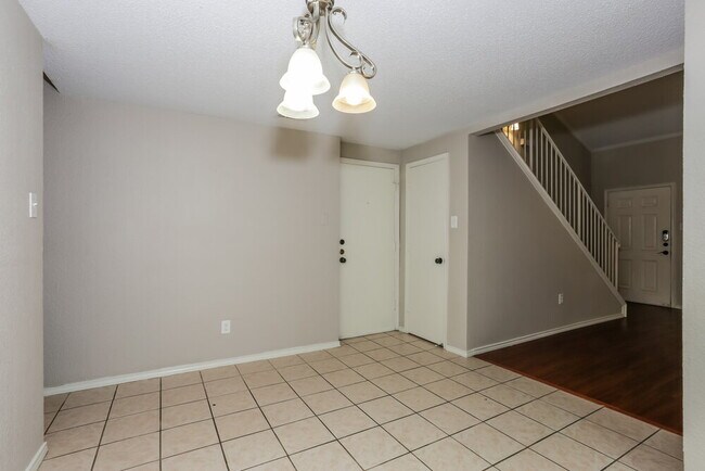 Building Photo - 401 Meadow St