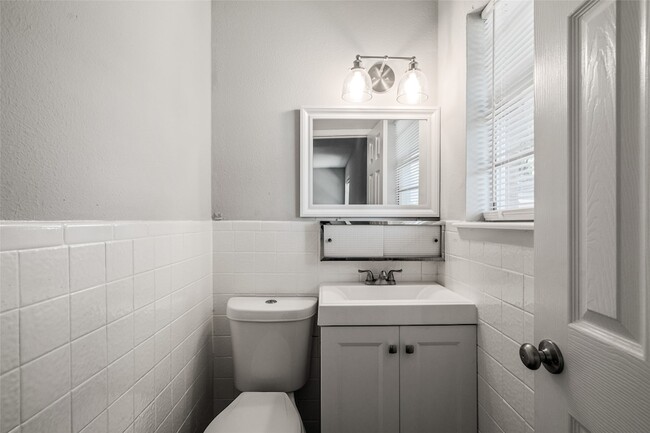 Building Photo - 810 S Western Hls Dr