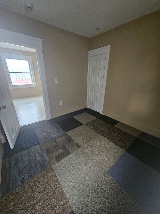 Building Photo - Upper 3 bedroom unit west side