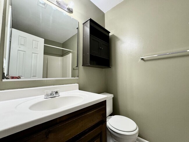 Building Photo - Available 11-14-25! Lakefront Townhome w/2...