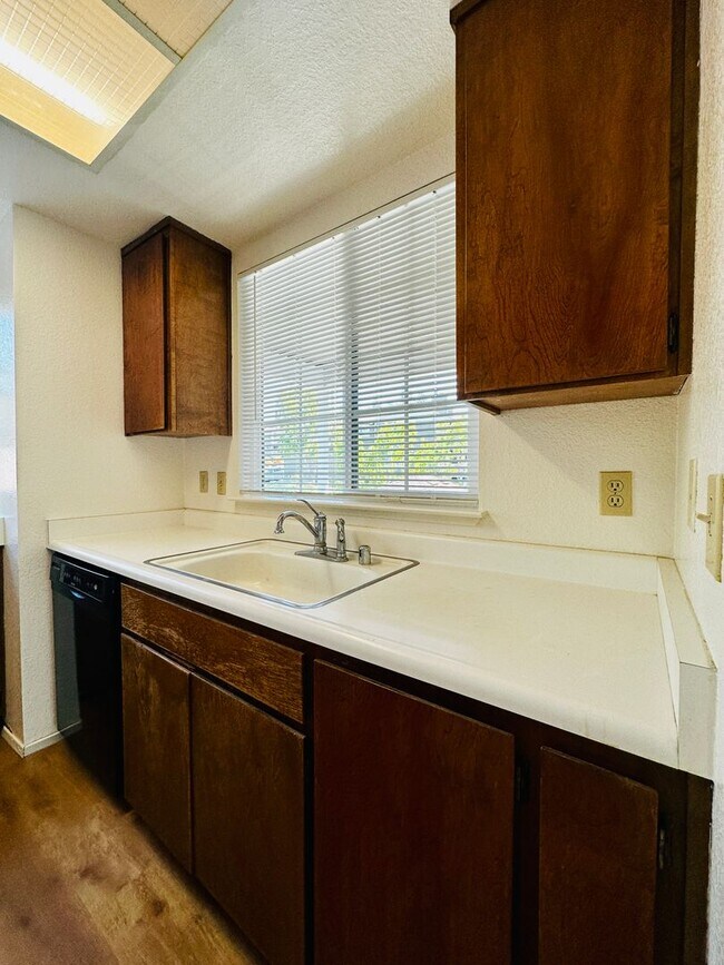Building Photo - Bridgeview top floor condo with tree top w...