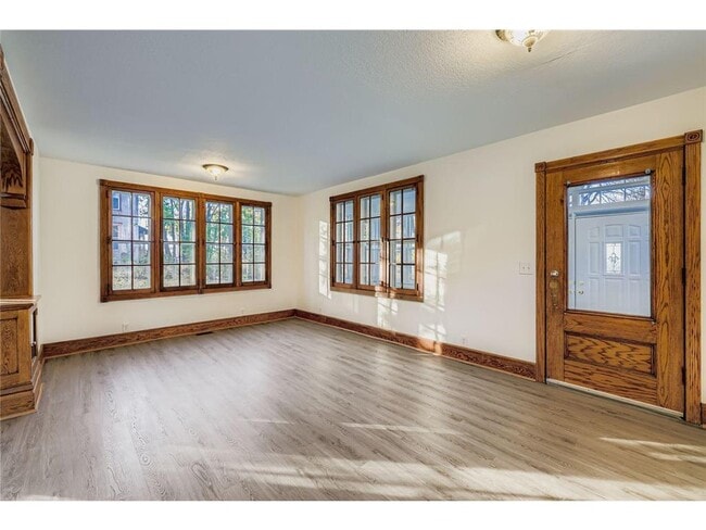 Building Photo - 988 Reaney Ave E