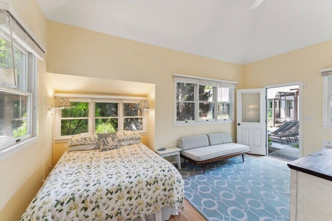 Building Photo - 695 Main St