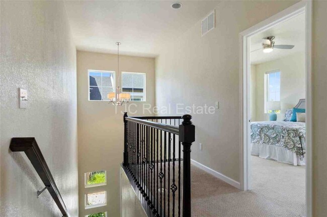 Building Photo - Fenced Side-Yard!