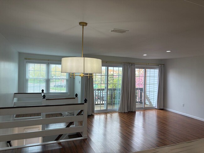 Building Photo - Well Maintained 2nd Floor Condo Now Available in Northridge Estates