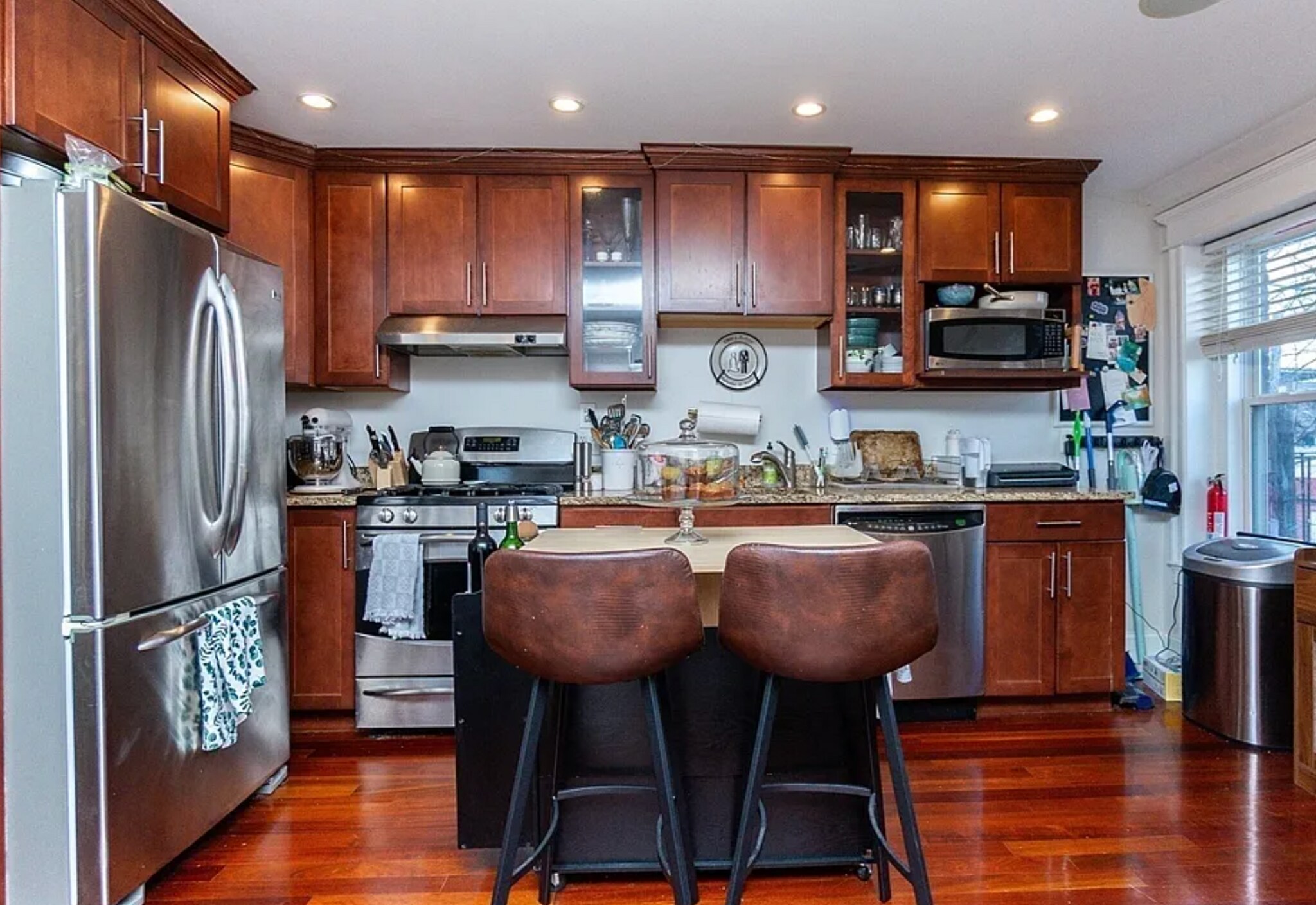 Building Photo - 632 E Broadway