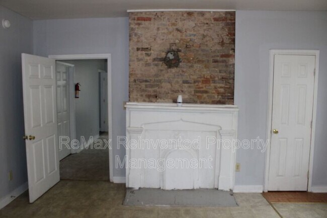 Building Photo - 537 Watkins St