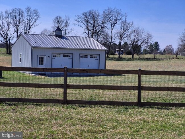 Building Photo - 330 Majestic Ln