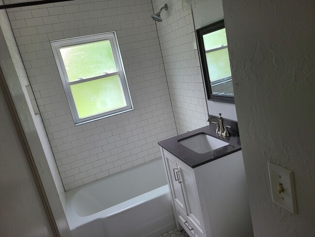 Building Photo - Updated, trendy and Ready for move in! 2 beds 1 bath, gas range, Park within walking distance!