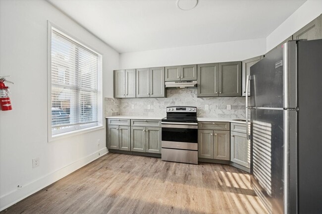 Building Photo - 2BR/3BA House | Fenced-In Backyard | 1BR Voucher OK for 2BR